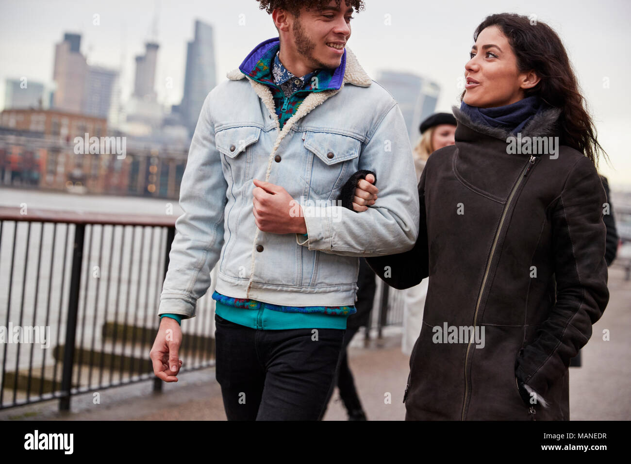 Freunde Entlang der South Bank am Winter Besuch in London Stockfoto