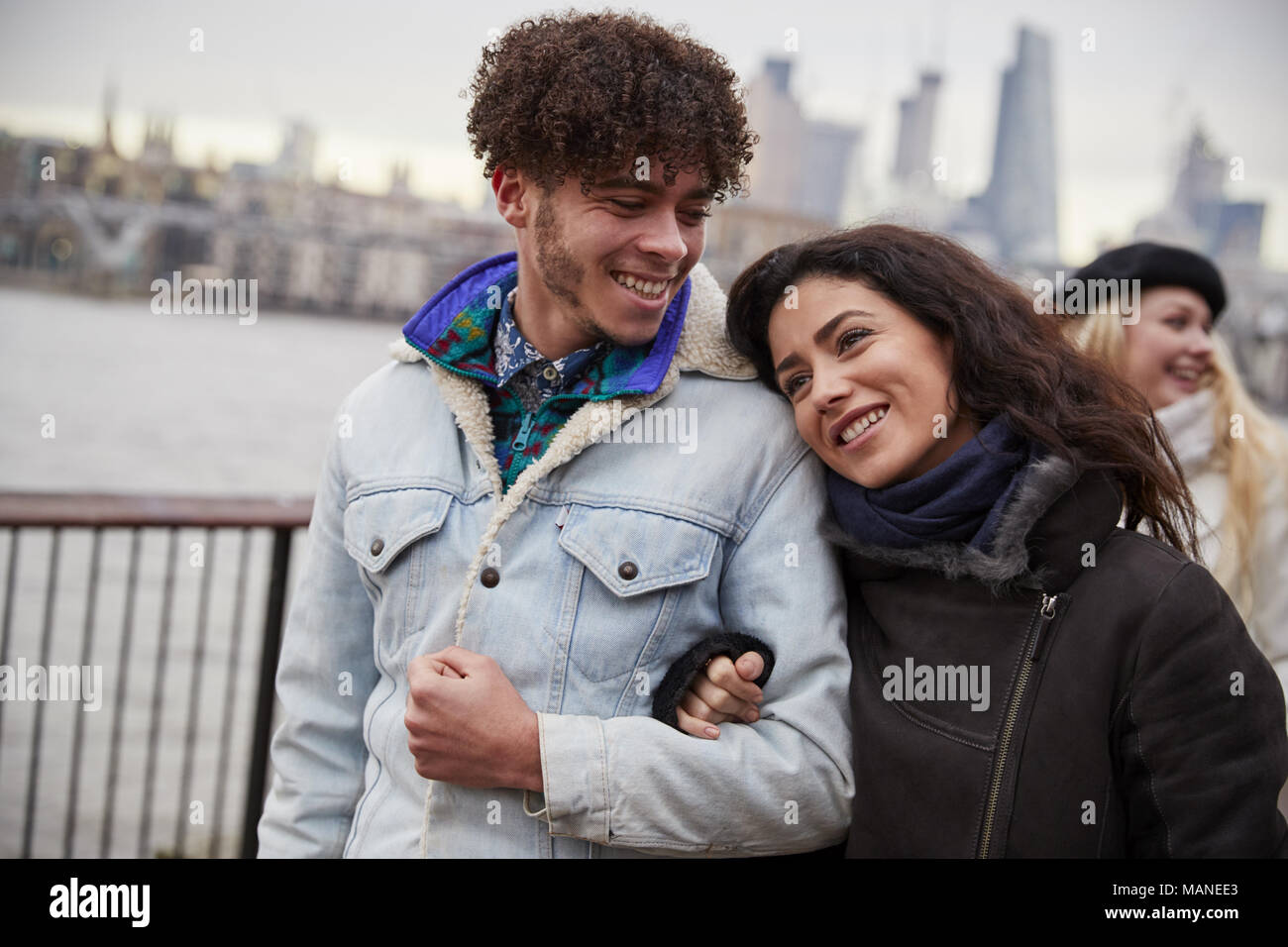 Freunde Entlang der South Bank am Winter Besuch in London Stockfoto