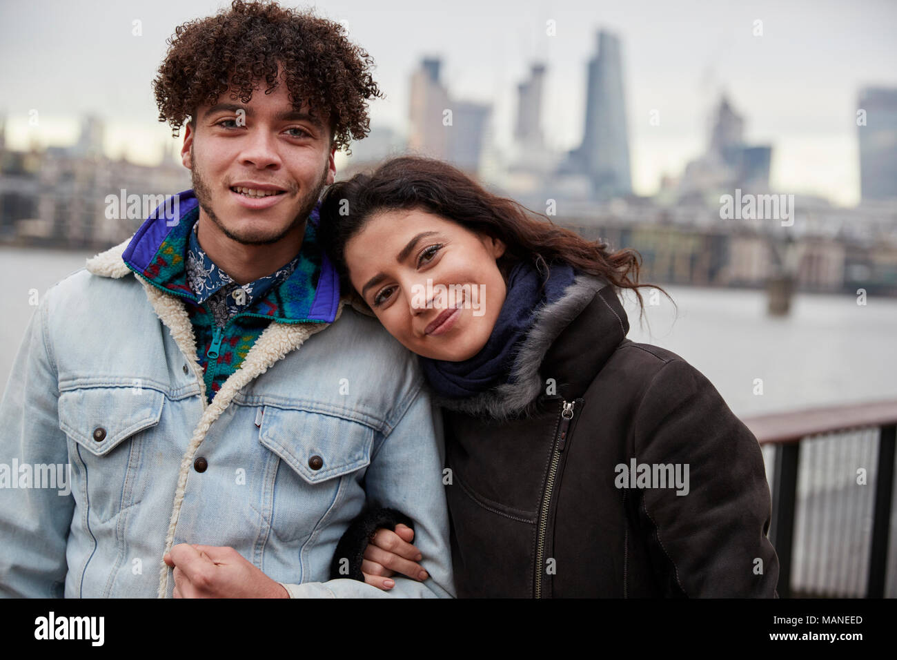 Portrait von Paar zu Fuß entlang der South Bank zu Besuch in London Stockfoto