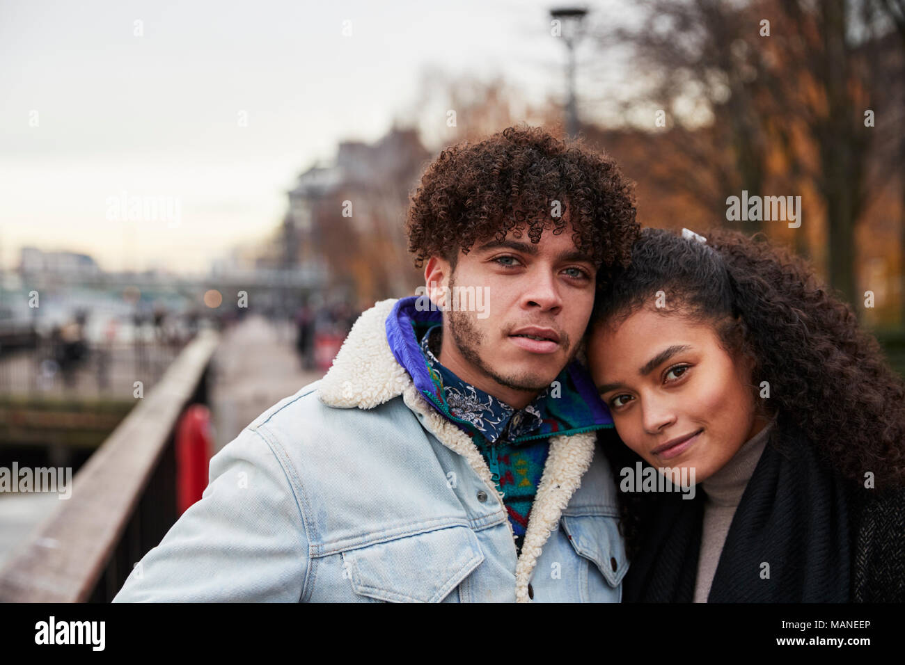 Portrait von Paar zu Fuß entlang der South Bank zu Besuch in London Stockfoto