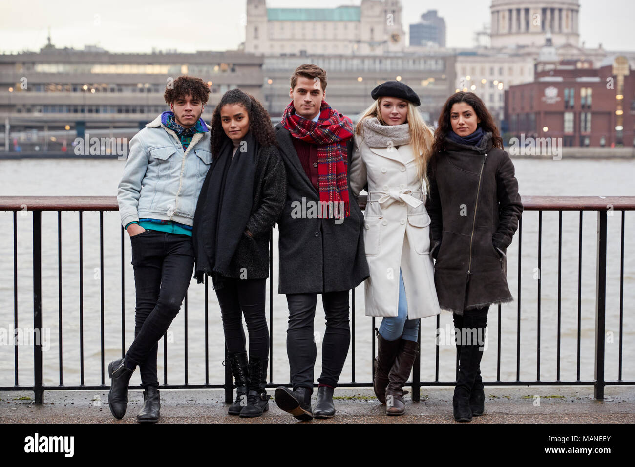 Portrait von Freunden einen Spaziergang entlang der South Bank zu Besuch in London Stockfoto
