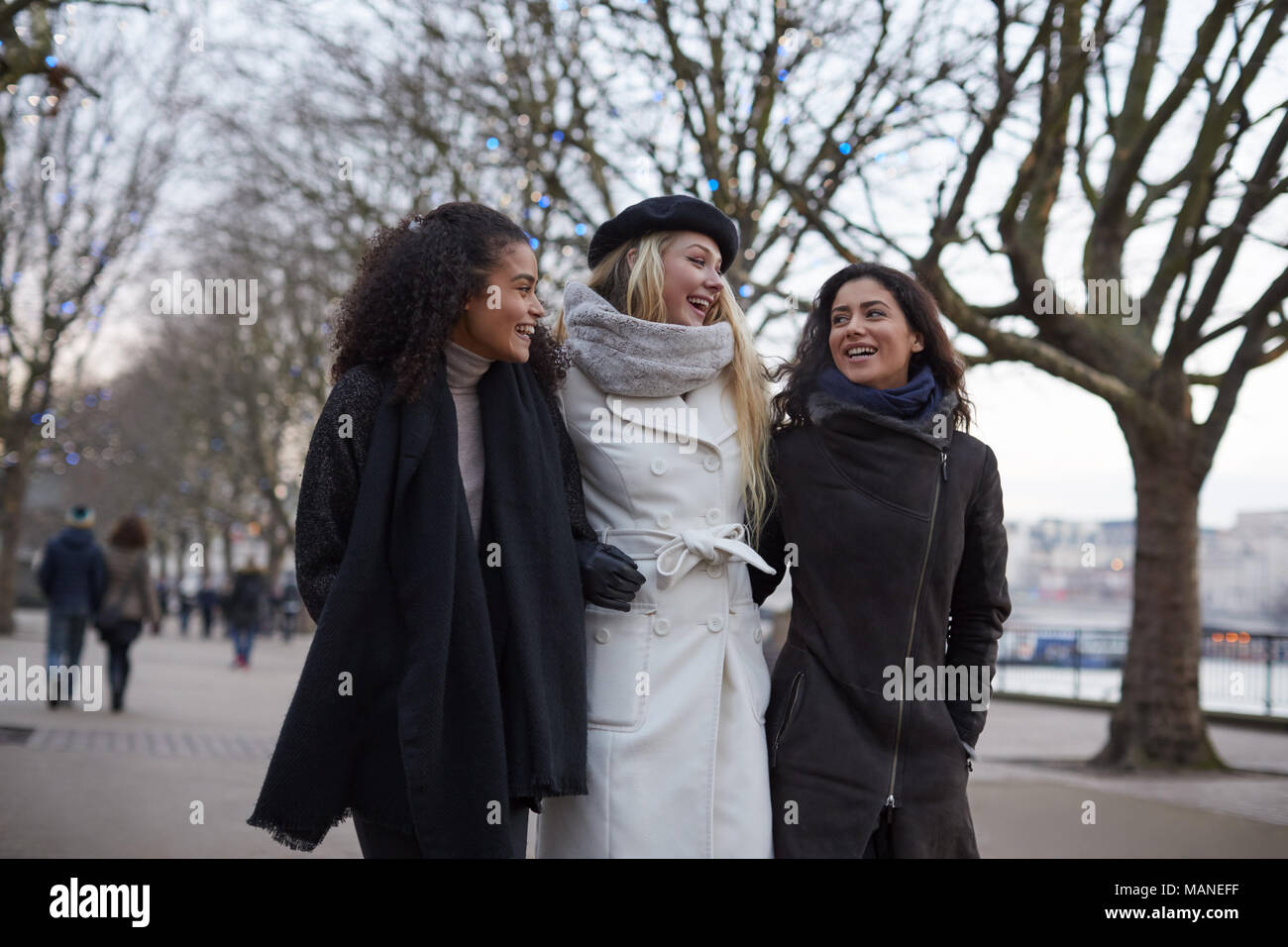 Weibliche Freunde Spaziergang entlang der South Bank am Winter Besuch in London Stockfoto