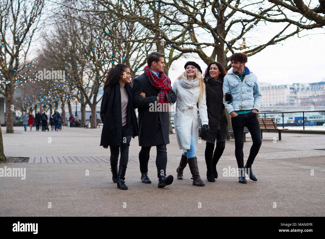 Freunde Entlang der South Bank am Winter Besuch in London Stockfoto