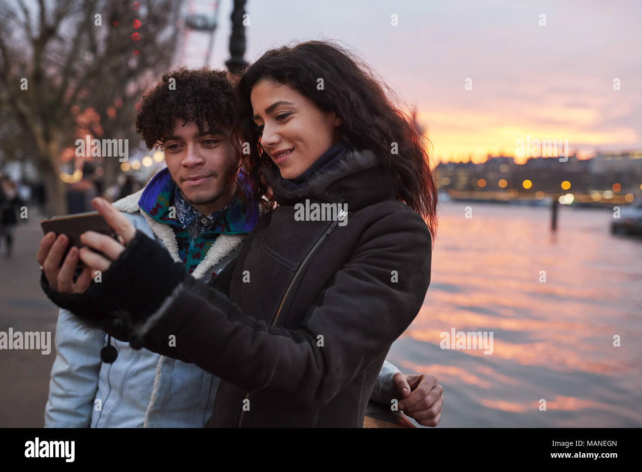 Paar unter Selfie beim Spaziergang entlang der South Bank in London. Stockfoto