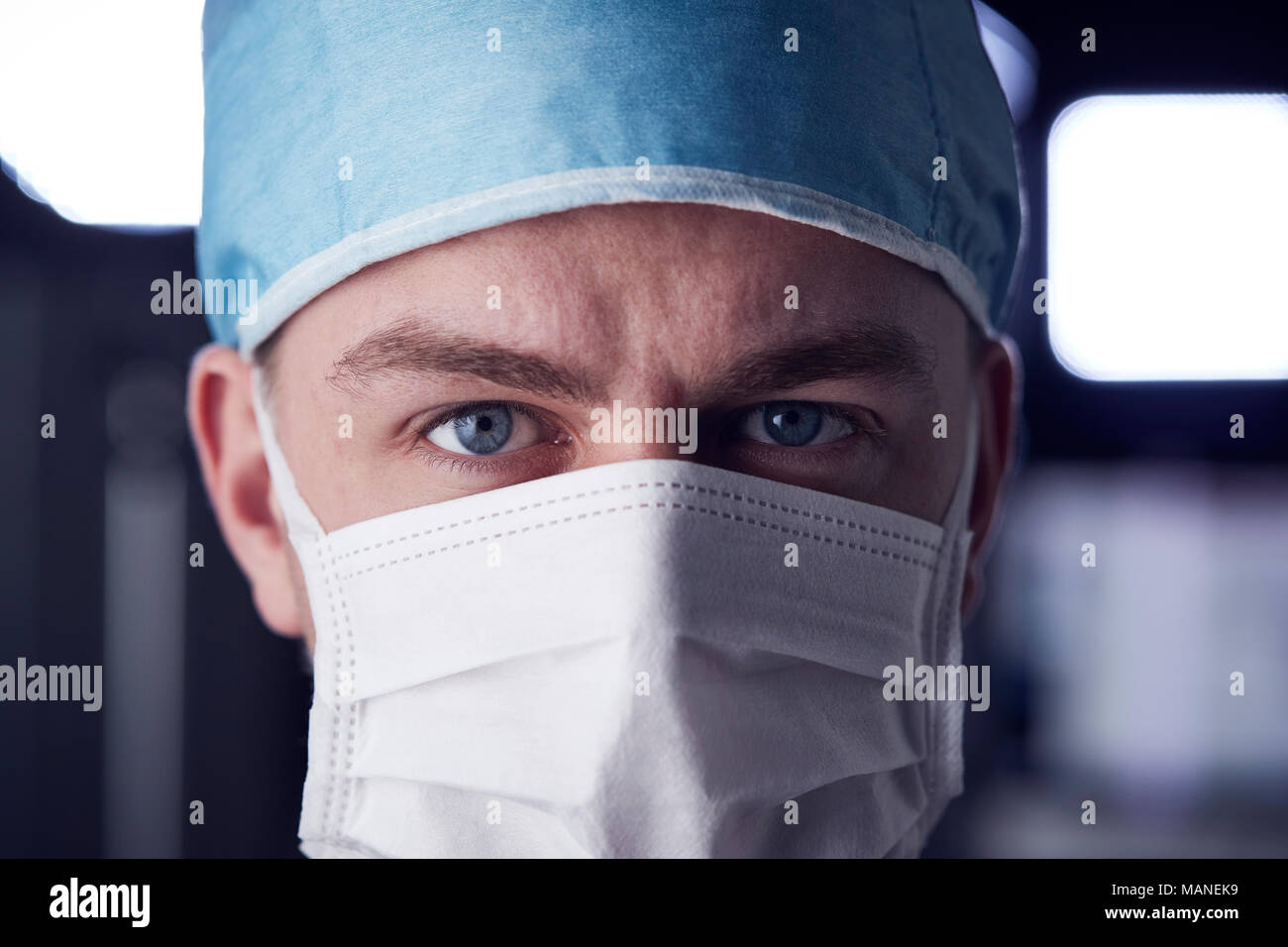 Männliche healthcare Arbeiter in Scrubs, Kopf geschossen Stockfoto