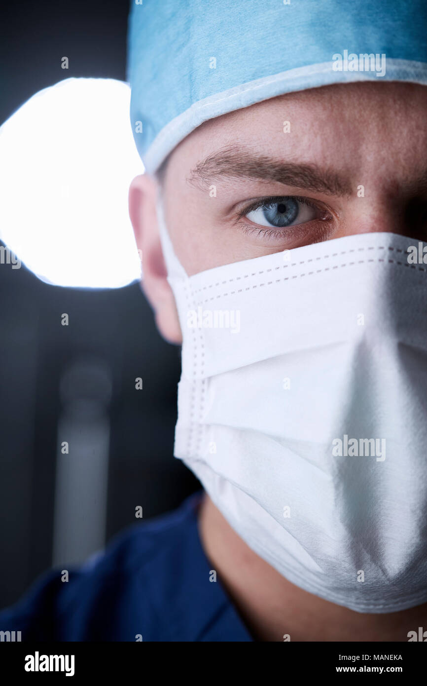 Männliche healthcare Arbeiter in scrubs Kopf geschossen, vertikale 7/8 Stockfoto