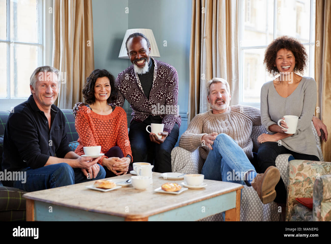 Portrait von im mittleren Alter Freunde treffen im Café Stockfoto