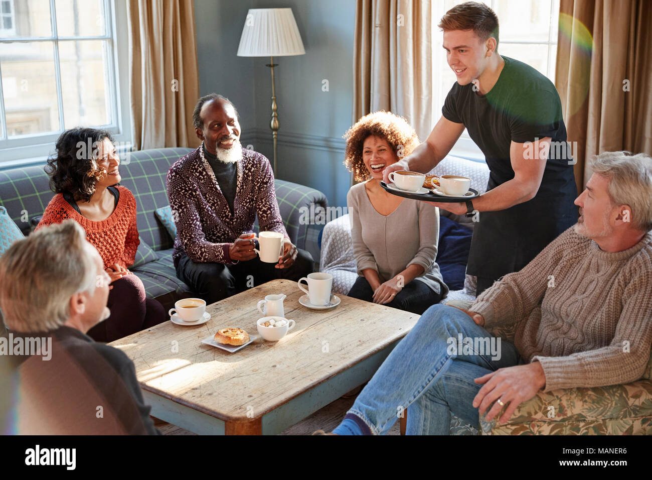 Kellner servieren Gruppe von Reifen Freunde in Coffee Shop Stockfoto