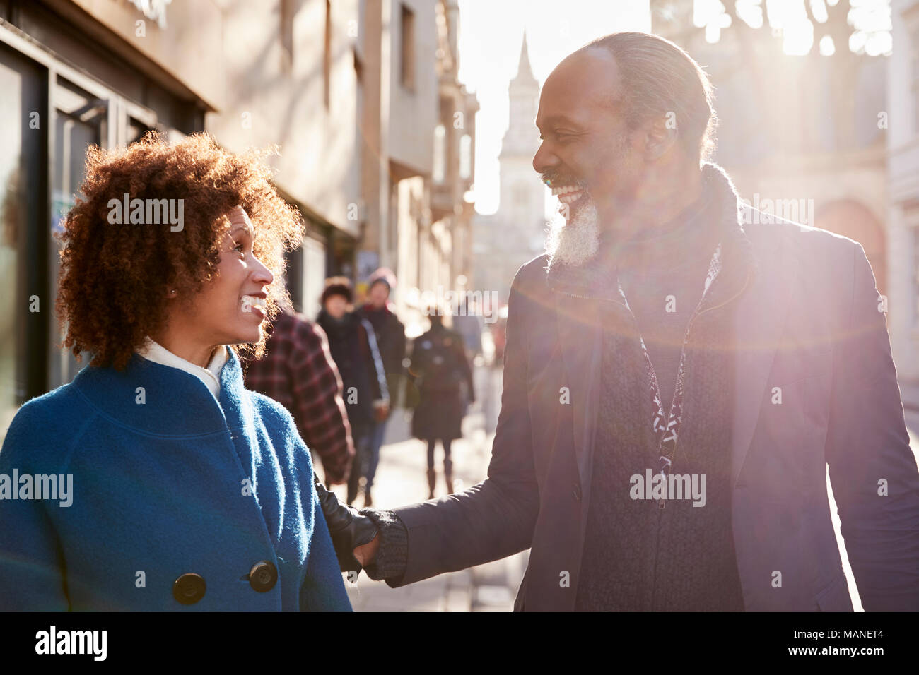 Paar mittleren Alters zu Fuß durch die Stadt im Herbst zusammen Stockfoto