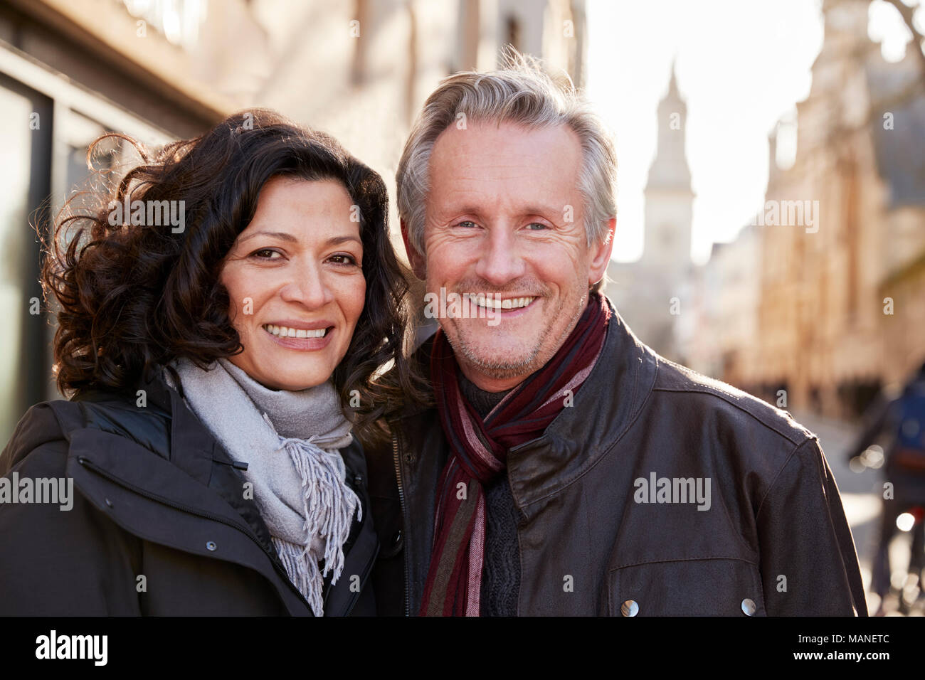 Portrait von Reifes Paar zu Fuß durch die Stadt im Herbst zusammen Stockfoto