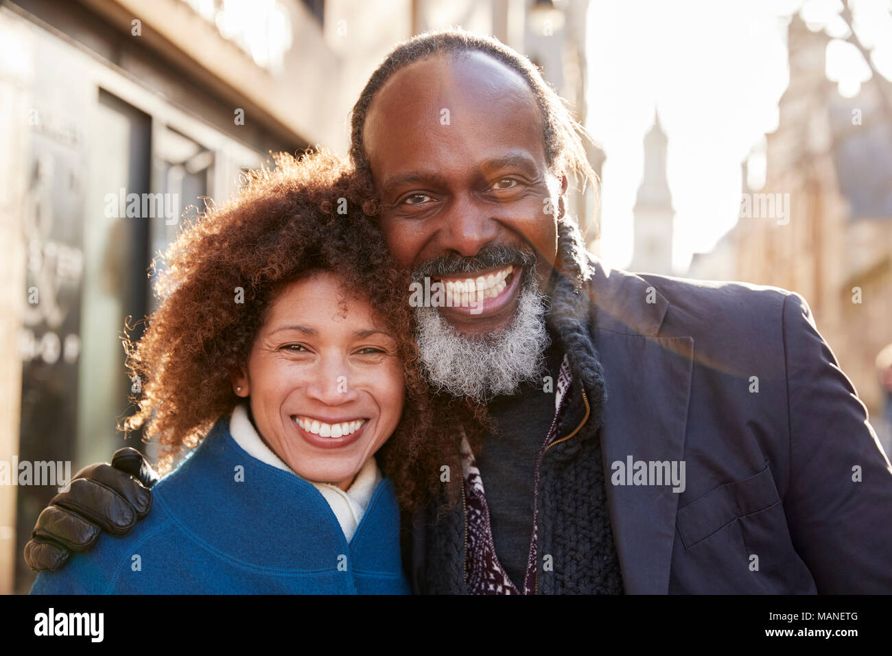 Portrait von Reifes Paar zu Fuß durch die Stadt im Herbst zusammen Stockfoto