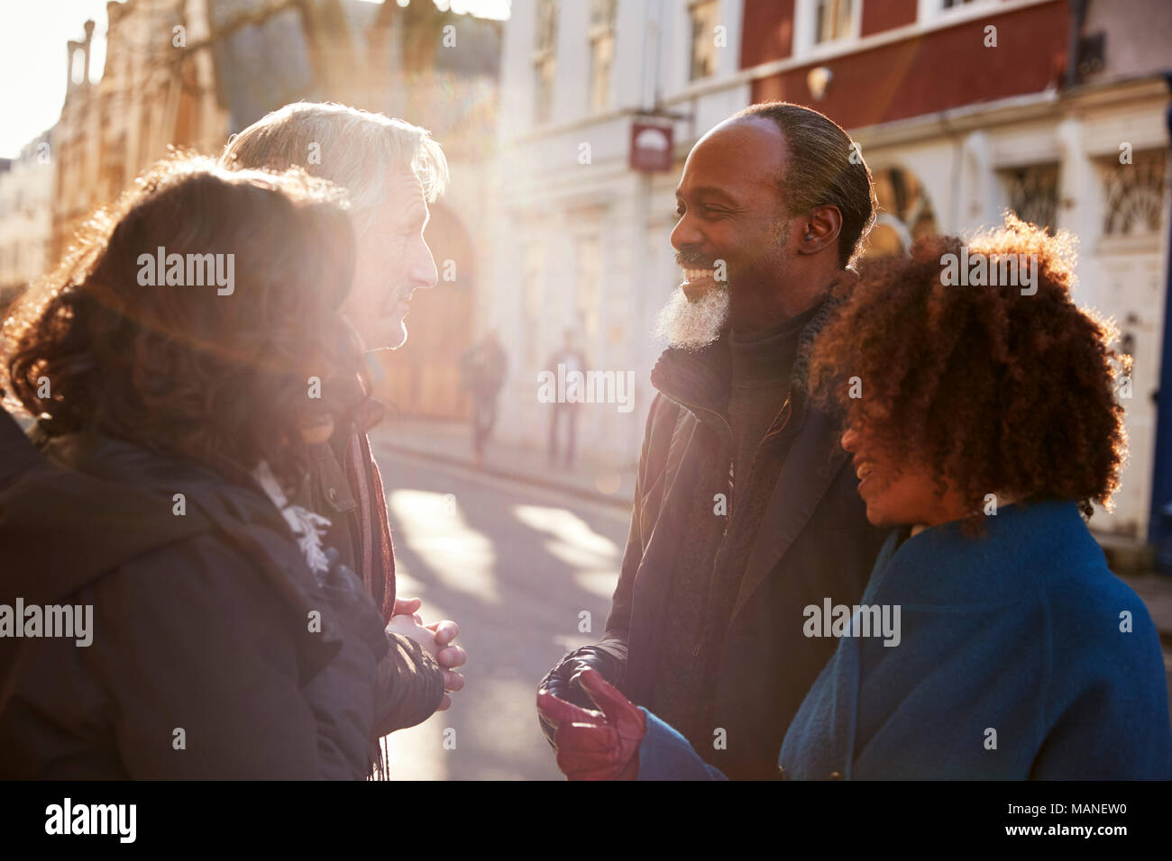 Gruppe von Reifen Freunde treffen im Freien in der Stadt Stockfoto
