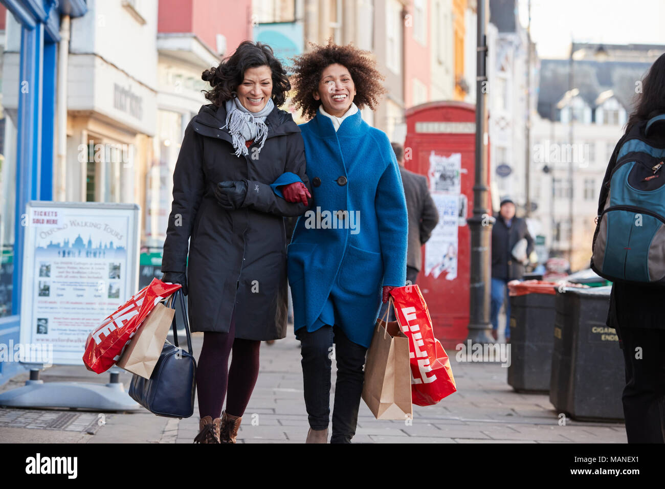 Zwei reife weibliche Freunde genießen Sie Shopping in der Stadt zusammen Stockfoto