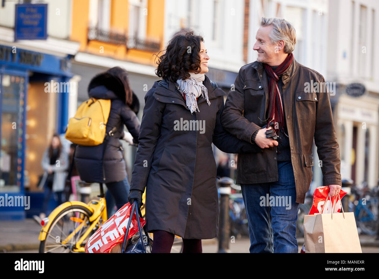 Reifes Paar beim Einkaufen in der Stadt zusammen Stockfoto Reifes Paar beim Einkaufen in der Stadt zusammen Stockfoto