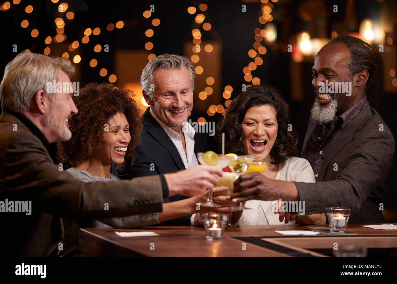 Gruppe der mittleren Alter Freunde feiern in der Bar zusammen Stockfoto