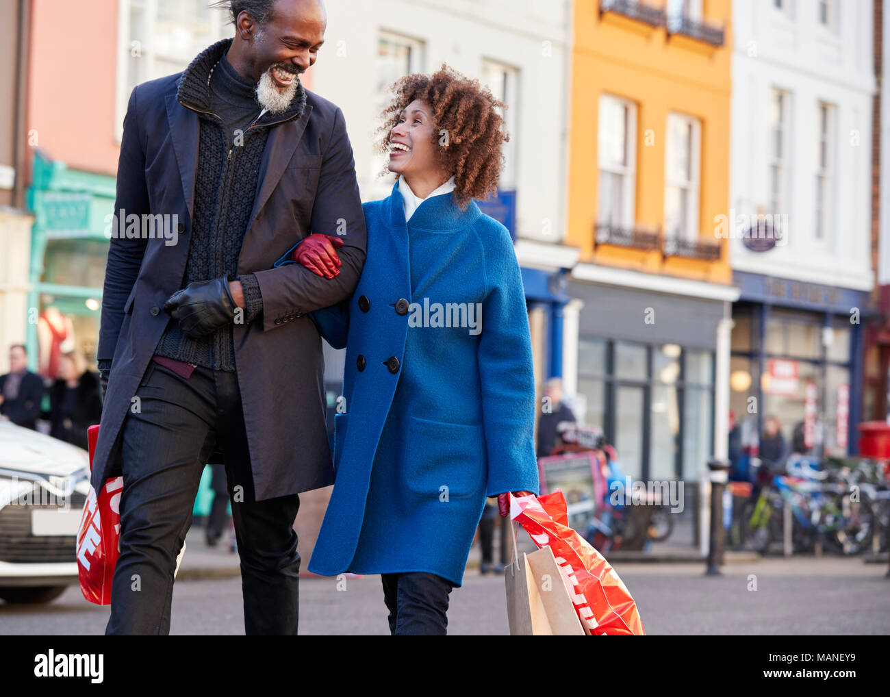 Reifes Paar beim Einkaufen in der Stadt zusammen Stockfoto
