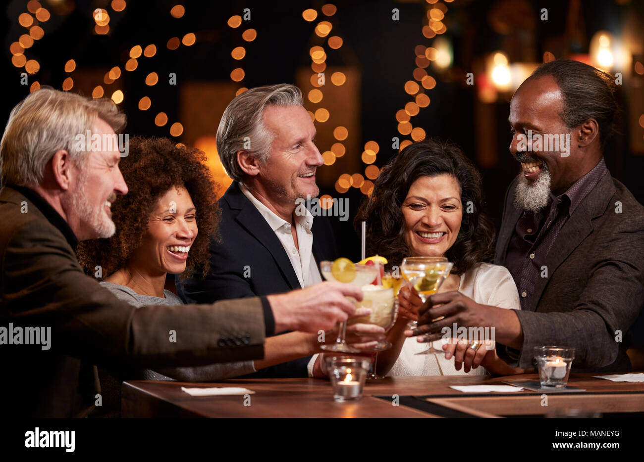 Gruppe der mittleren Alter Freunde feiern in der Bar zusammen Stockfoto