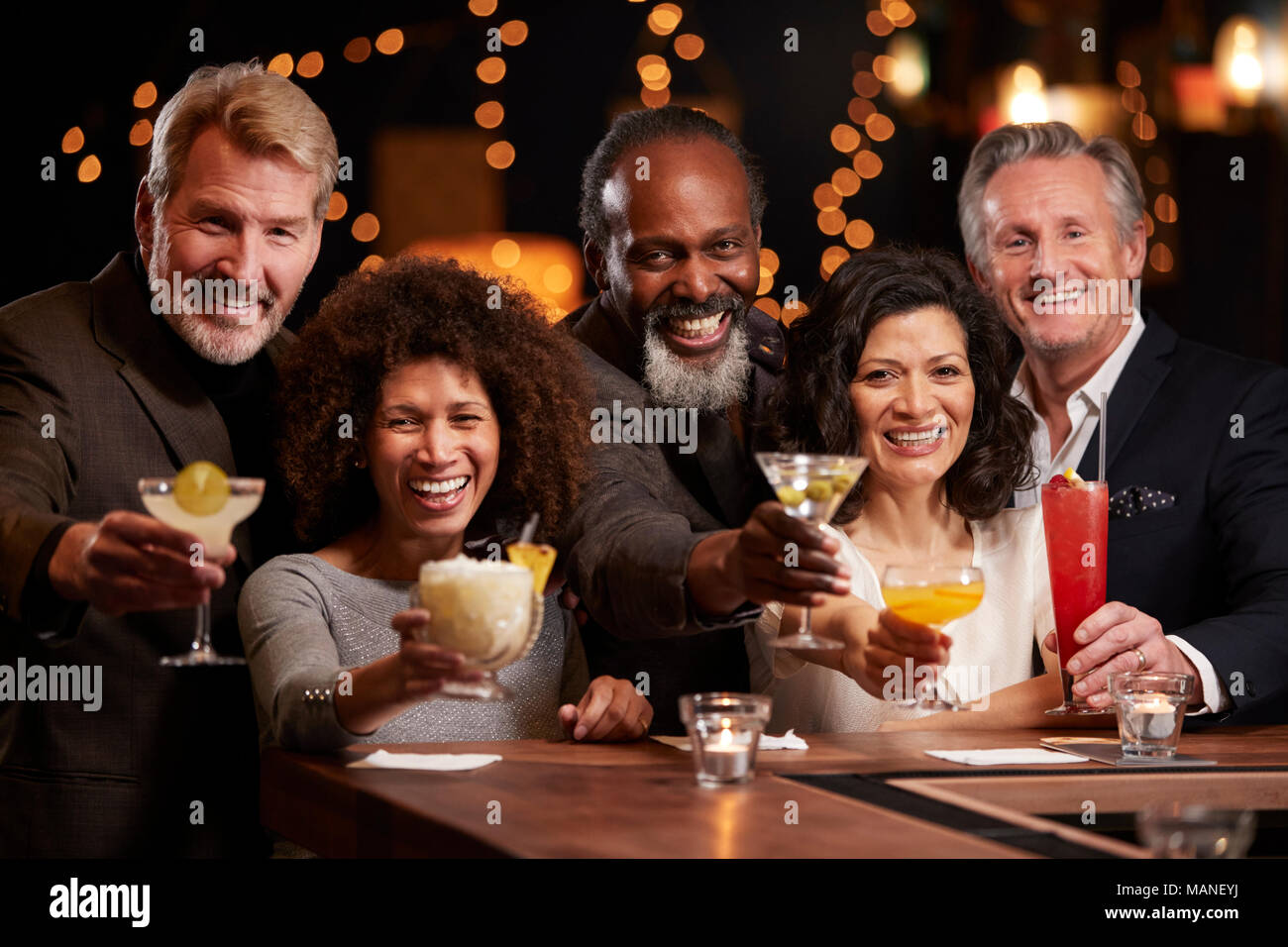 Portrait von im mittleren Alter Freunde feiern gemeinsam In der Bar Stockfoto