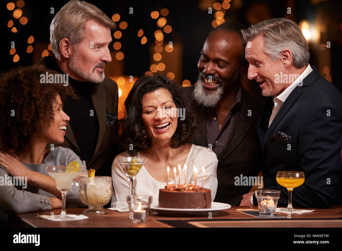 Gruppe der mittleren Alter Freunde feiern Geburtstag in Bar Stockfoto