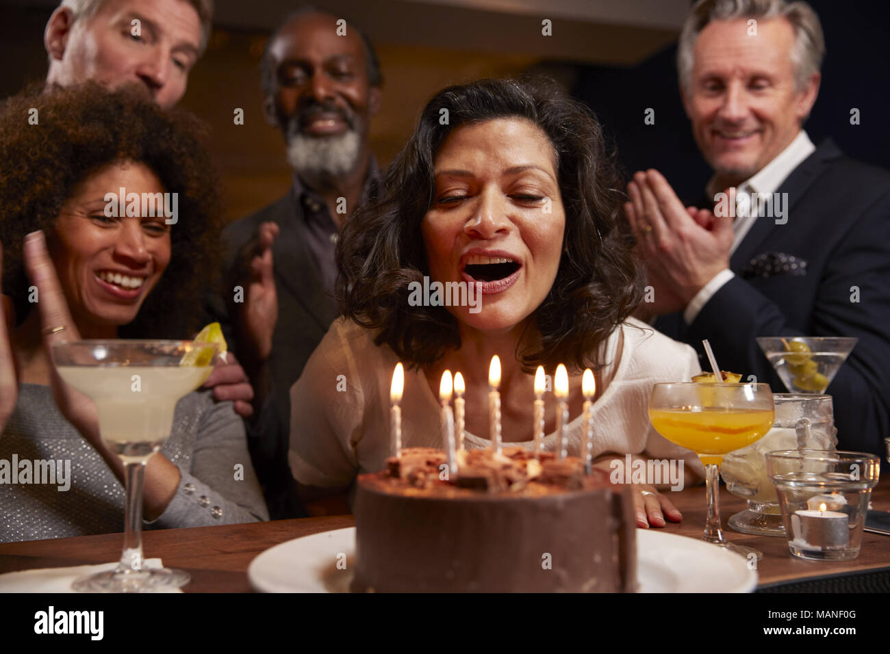 Gruppe der mittleren Alter Freunde feiern Geburtstag in Bar Stockfoto