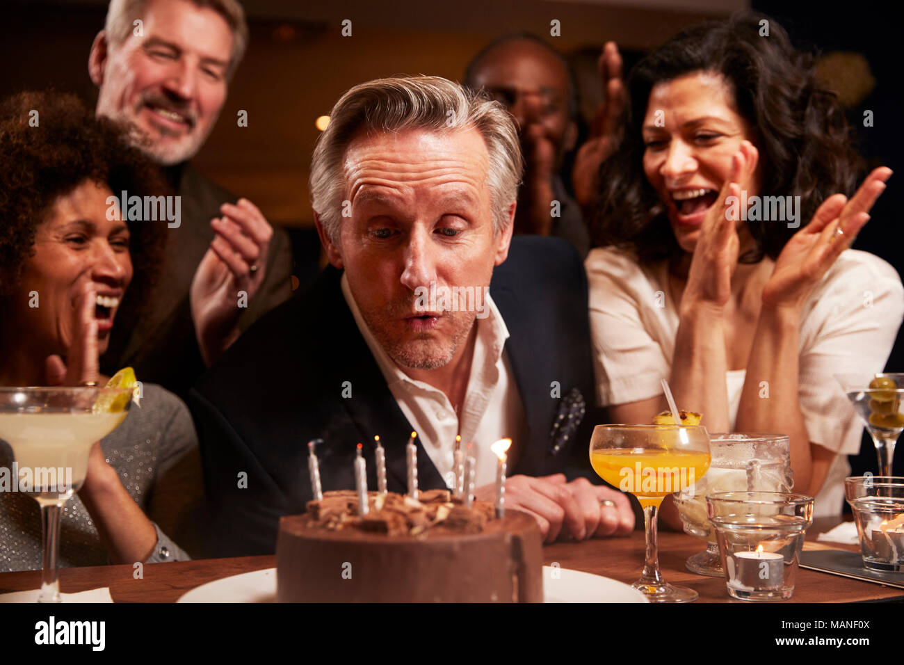 Gruppe der mittleren Alter Freunde feiern Geburtstag in Bar Stockfoto