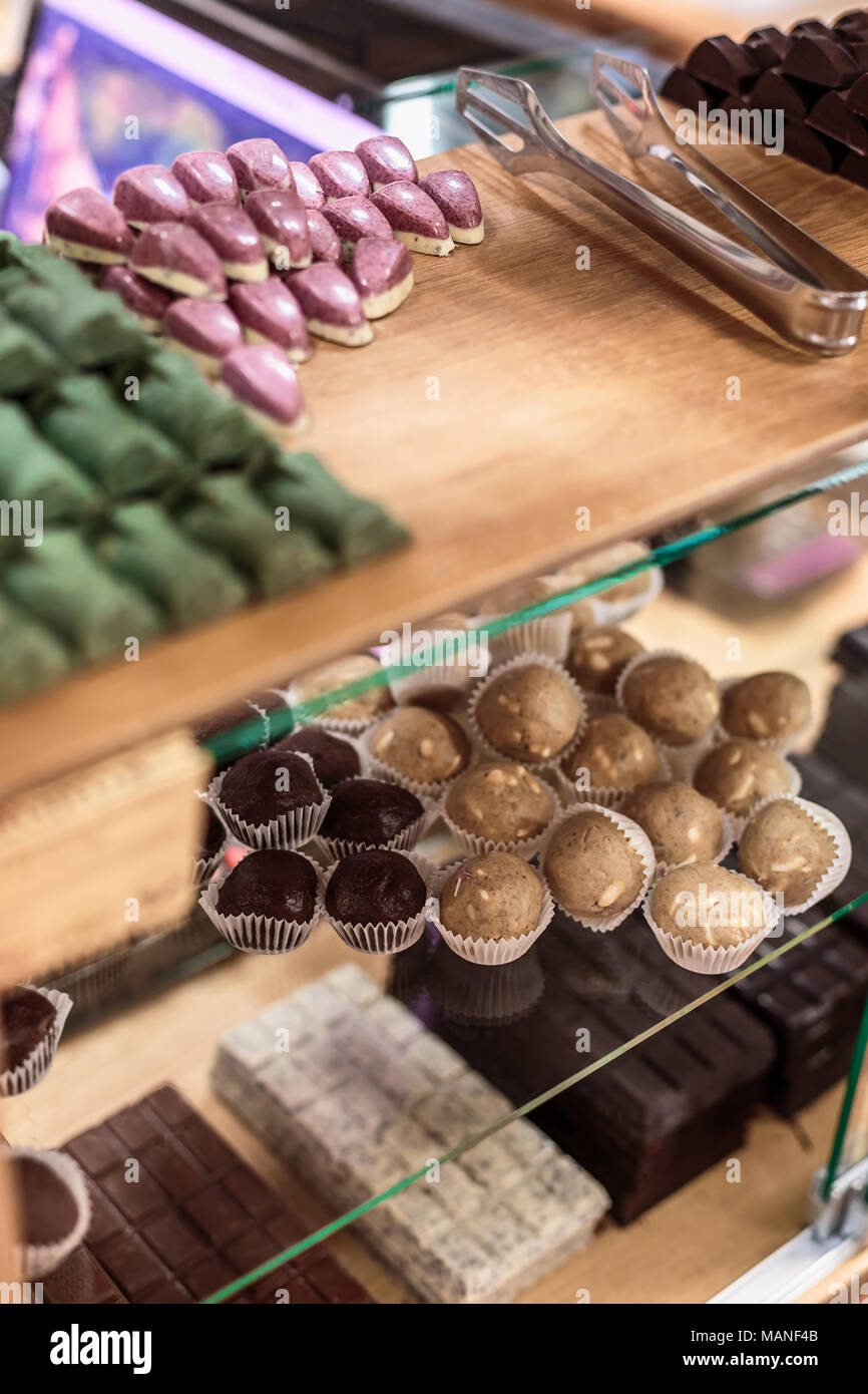 Handgemachte Pralinen und Schokoladen auf dem Regal in lokalen gesund Store Stockfoto