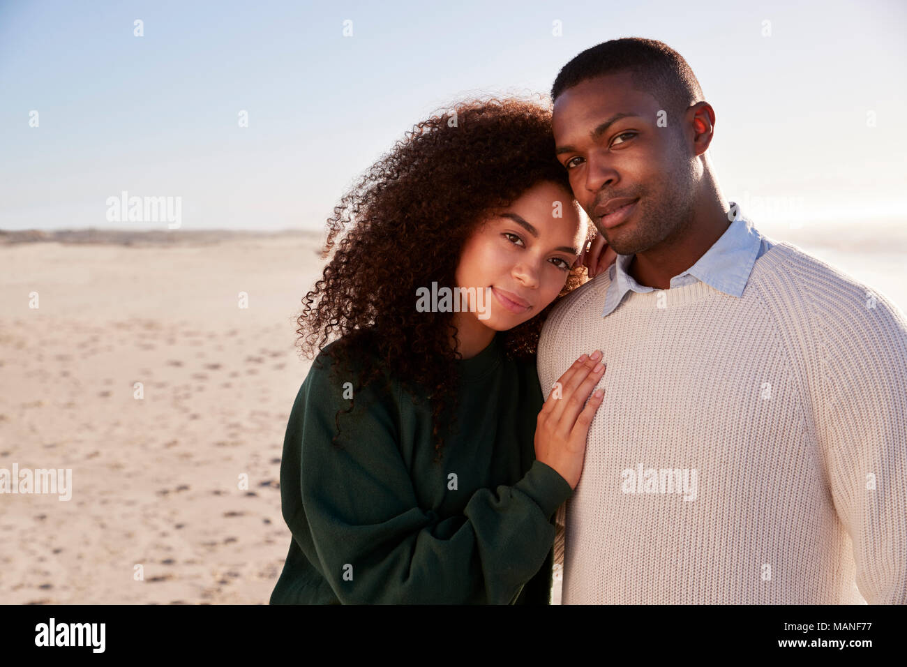 Portrait von Paar am Strand entlang Winter zusammen gehen Stockfoto