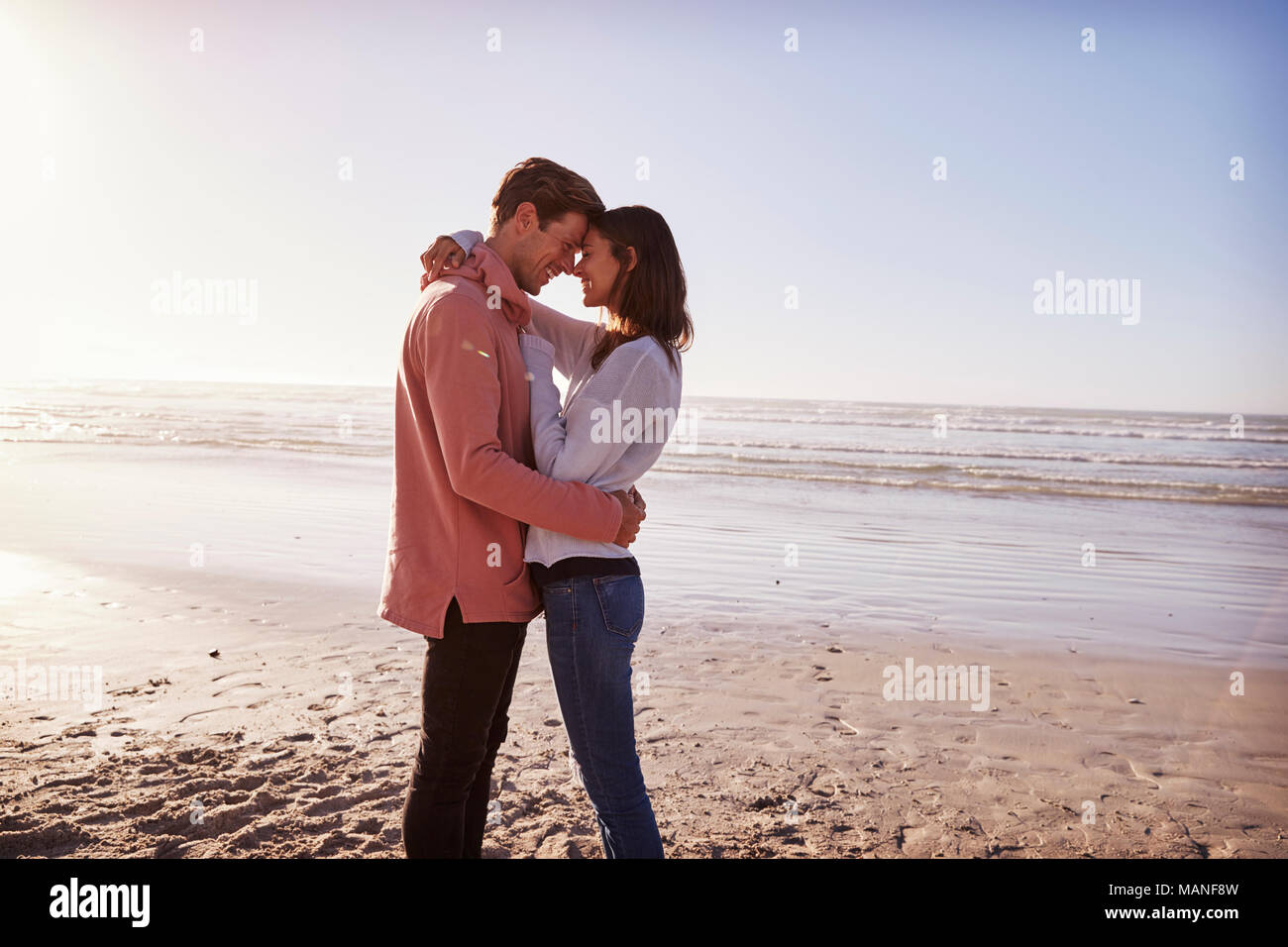 Romantisches Paar am Strand entlang Winter zusammen gehen Stockfoto