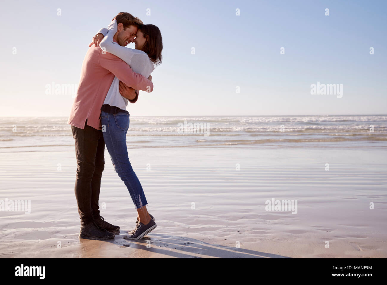 Romantisches Paar am Strand entlang Winter zusammen gehen Stockfoto