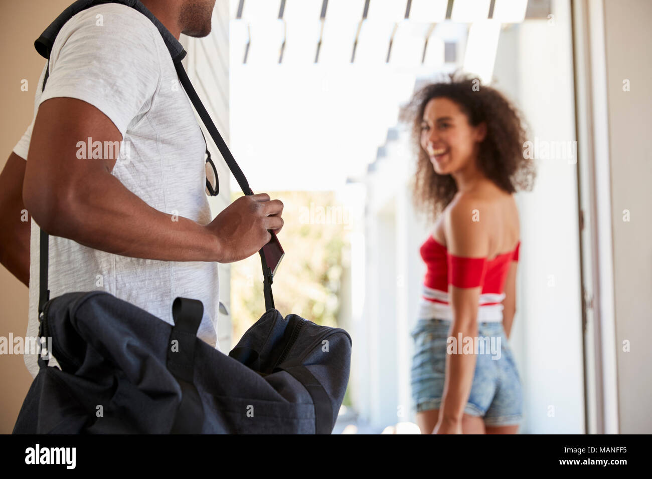 Paar mit Gepäck von zu Hause für den Urlaub Stockfoto