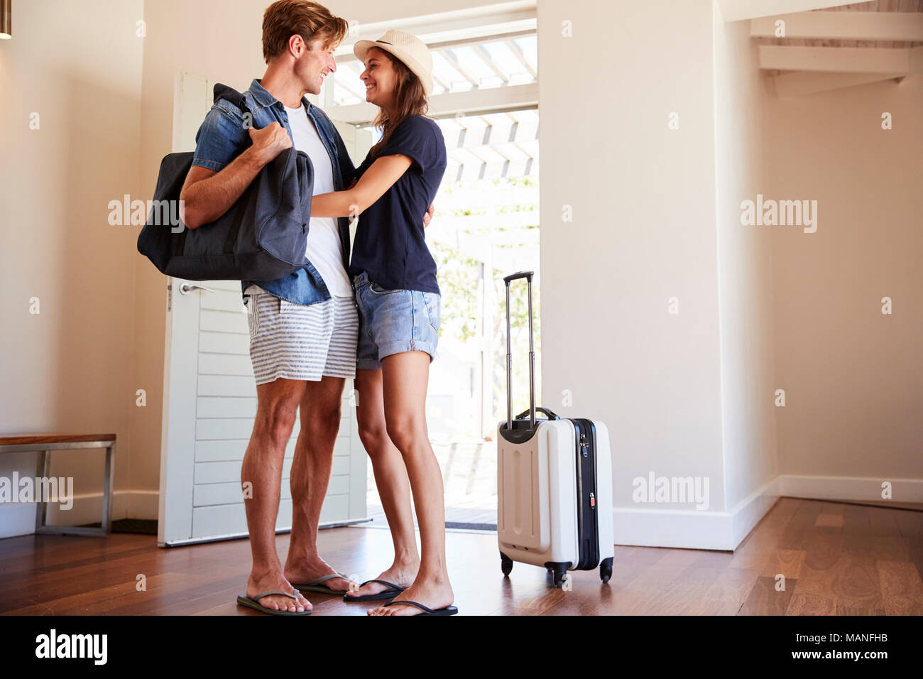 Paar an Sommerurlaub Anreise Vermietung Stockfoto