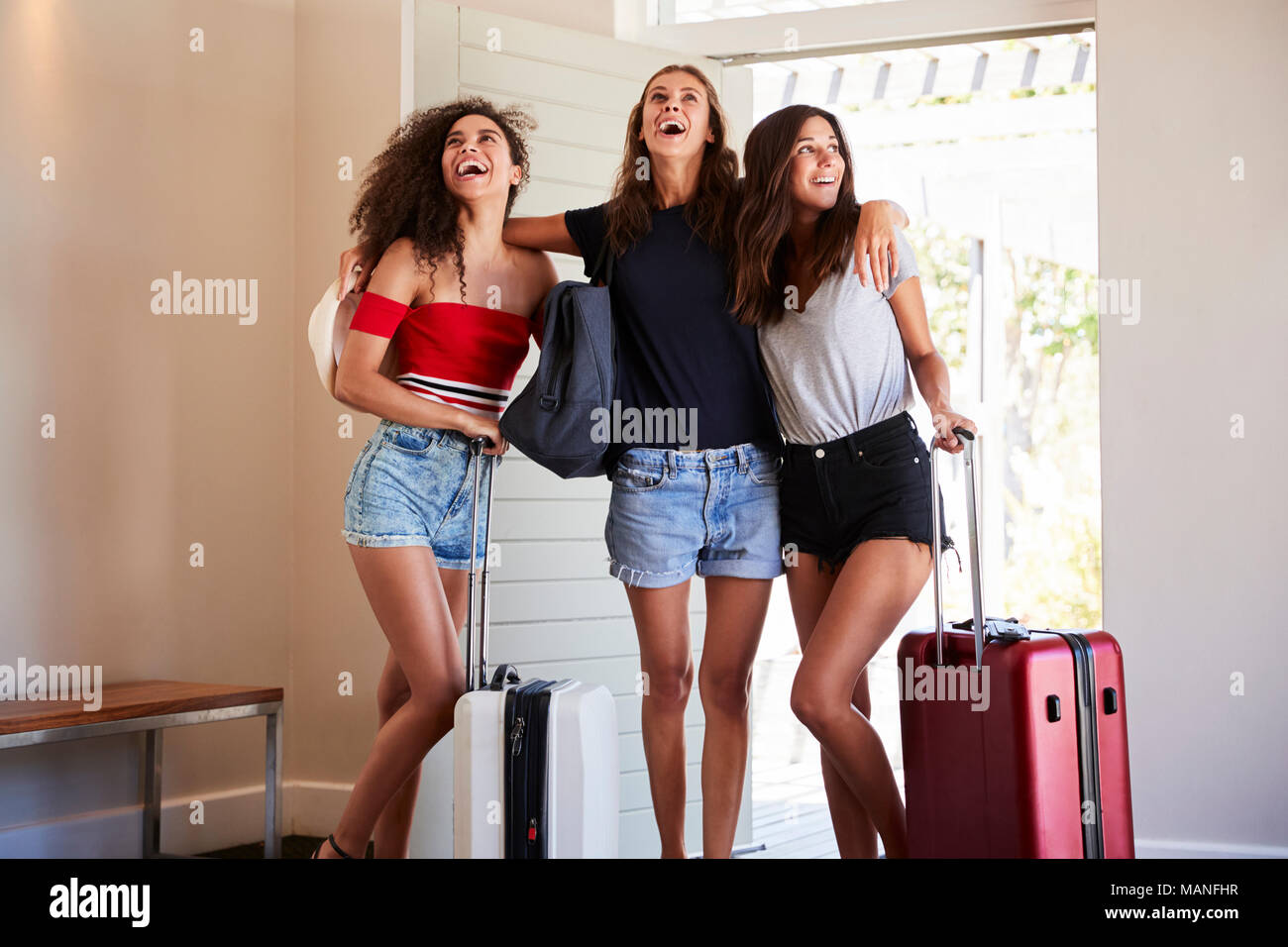 Gruppe von weiblichen Freunde Ankunft im Sommer Vermietung Stockfoto