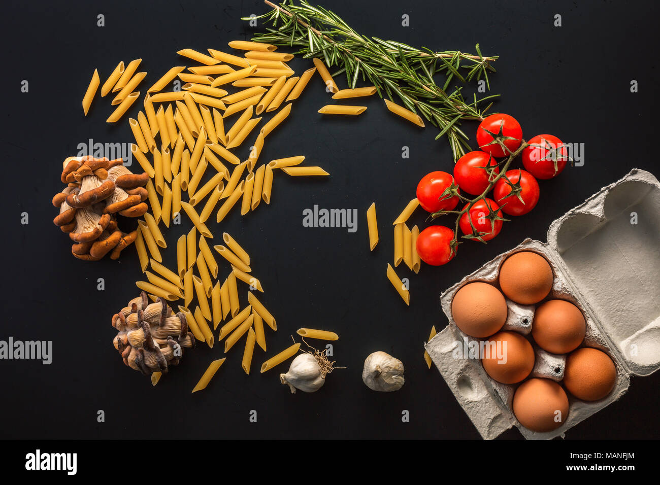 Gesundheit Lebensmittel, Kochen Konzept auf schwarzem Hintergrund Stockfoto