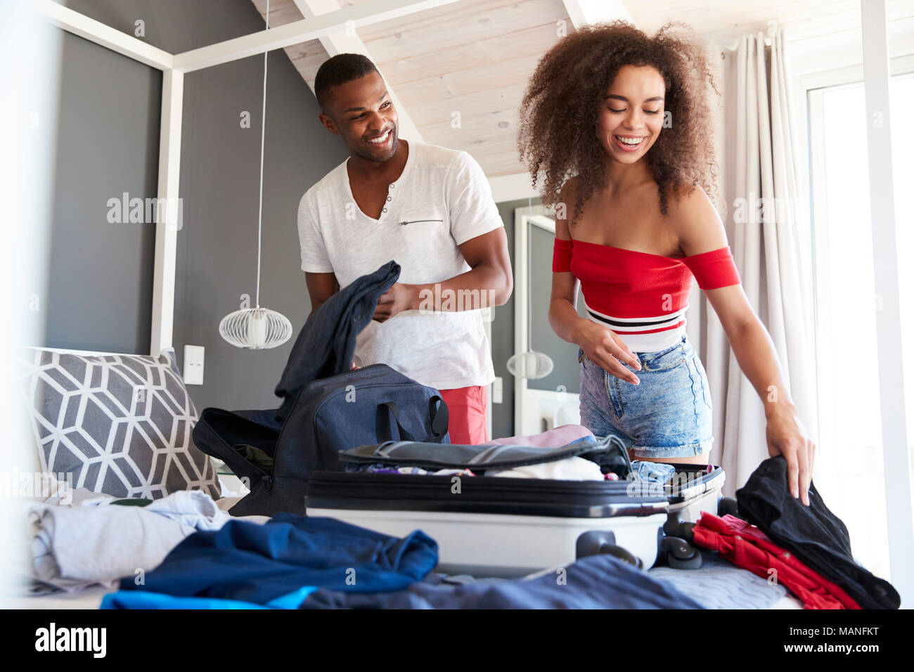 Paar im Schlafzimmer packen Koffer für den Urlaub Stockfoto