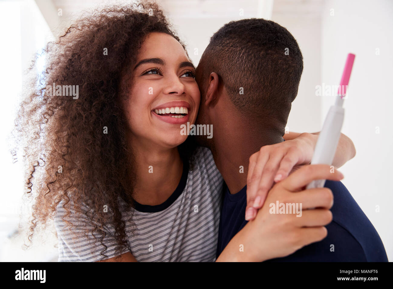 Paar feiern positiven Hauptschwangerschafttest Ergebnis Stockfoto