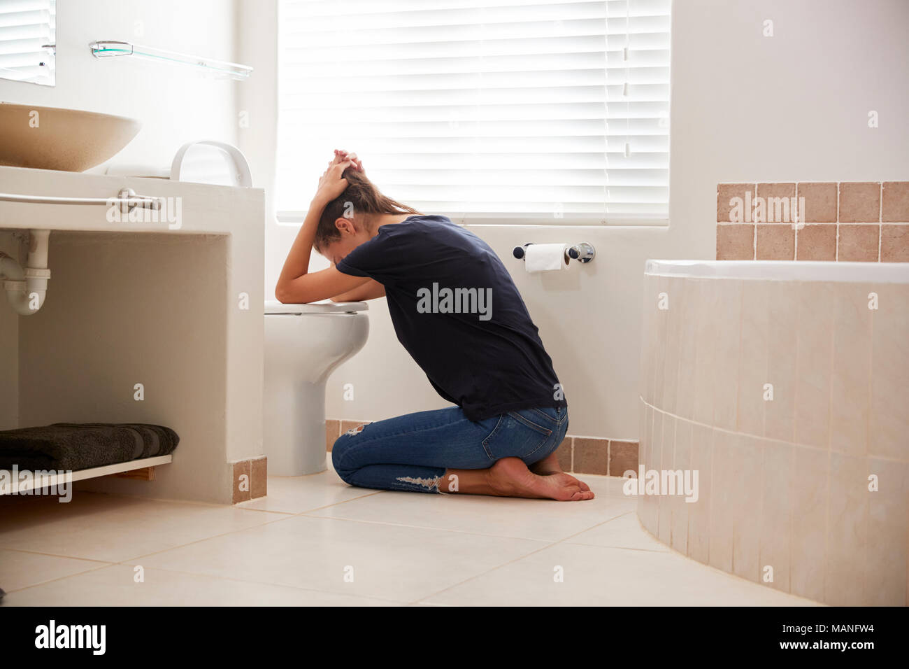 Frau Leiden mit Morgenkrankheit im Bad zu Hause Stockfoto