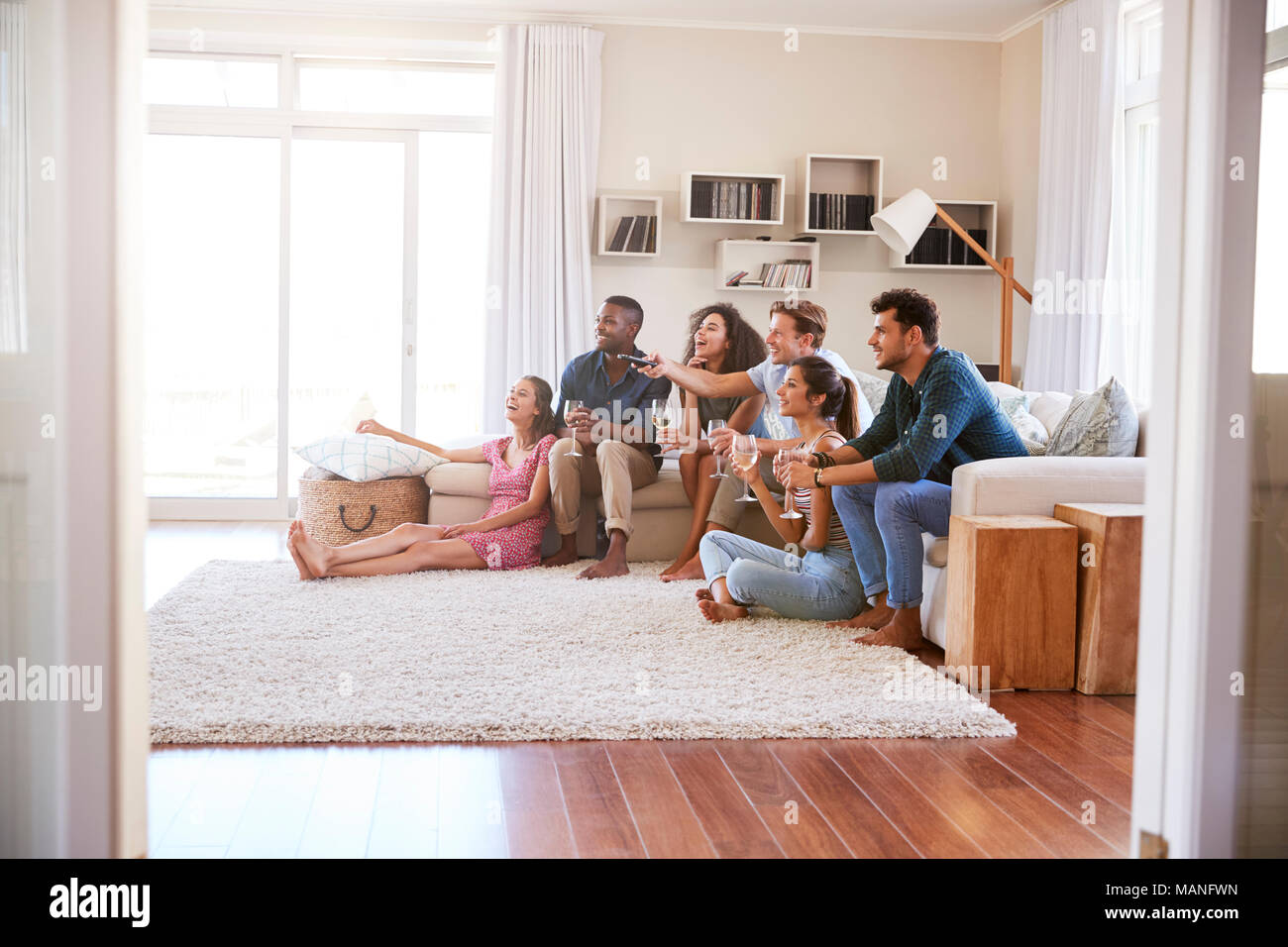 Gruppe von Freunden entspannt zu Hause TV Gemeinsam Stockfoto