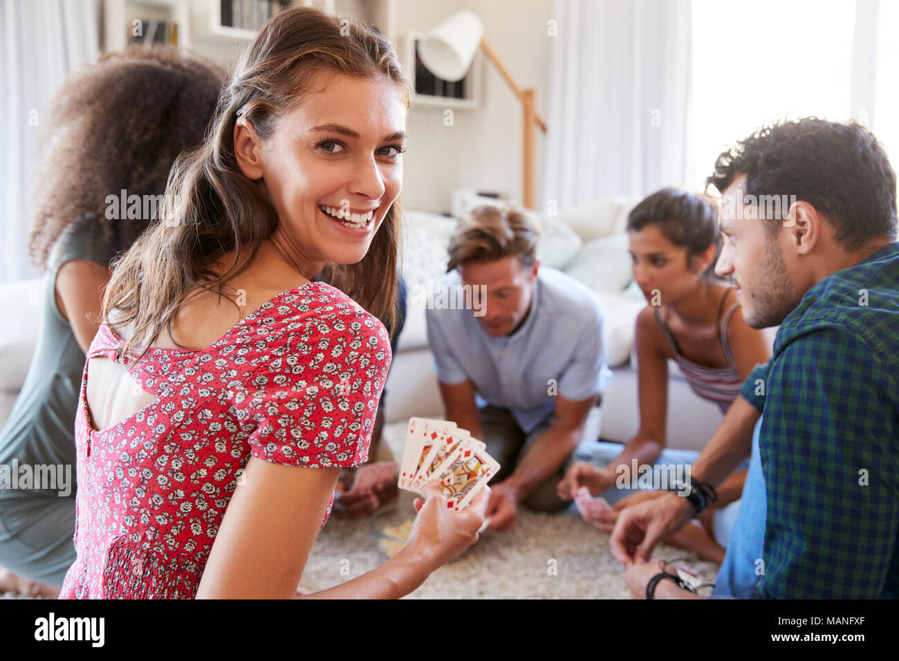 Portrait von Freunden zu Hause Karten zusammen spielen Stockfoto