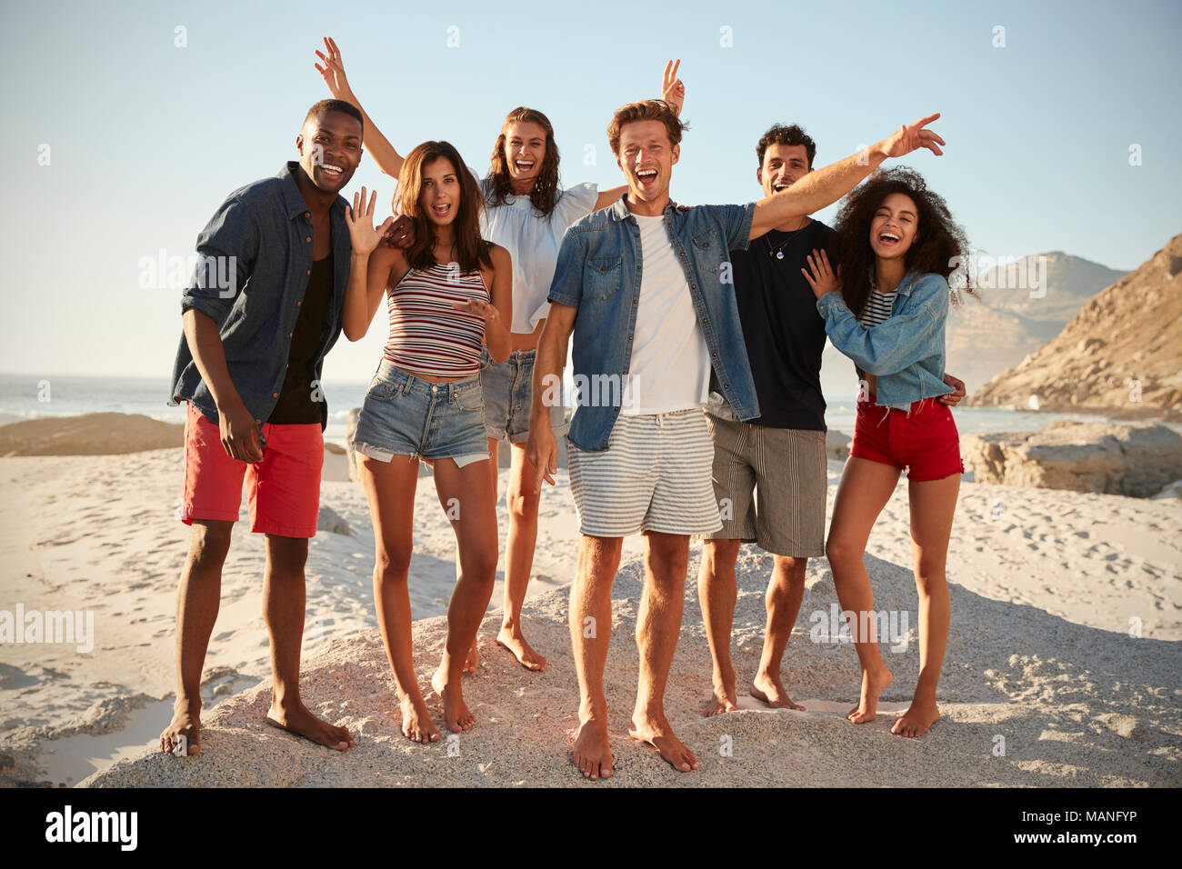Portrait von Freunden zusammen Spaß am Strand Ferienhäuser Stockfoto