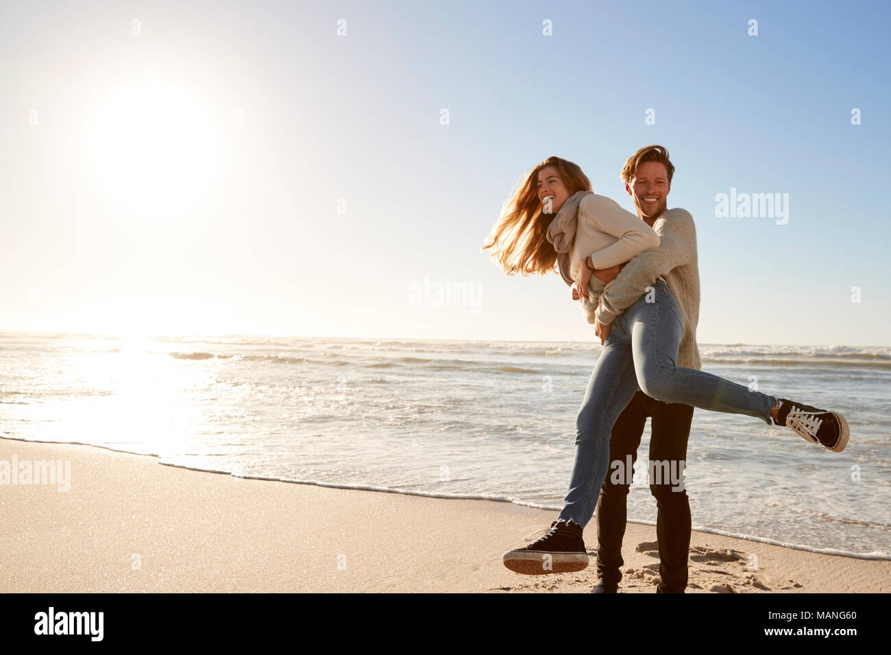 Paar Spaß im Winter Beach zusammen Stockfoto