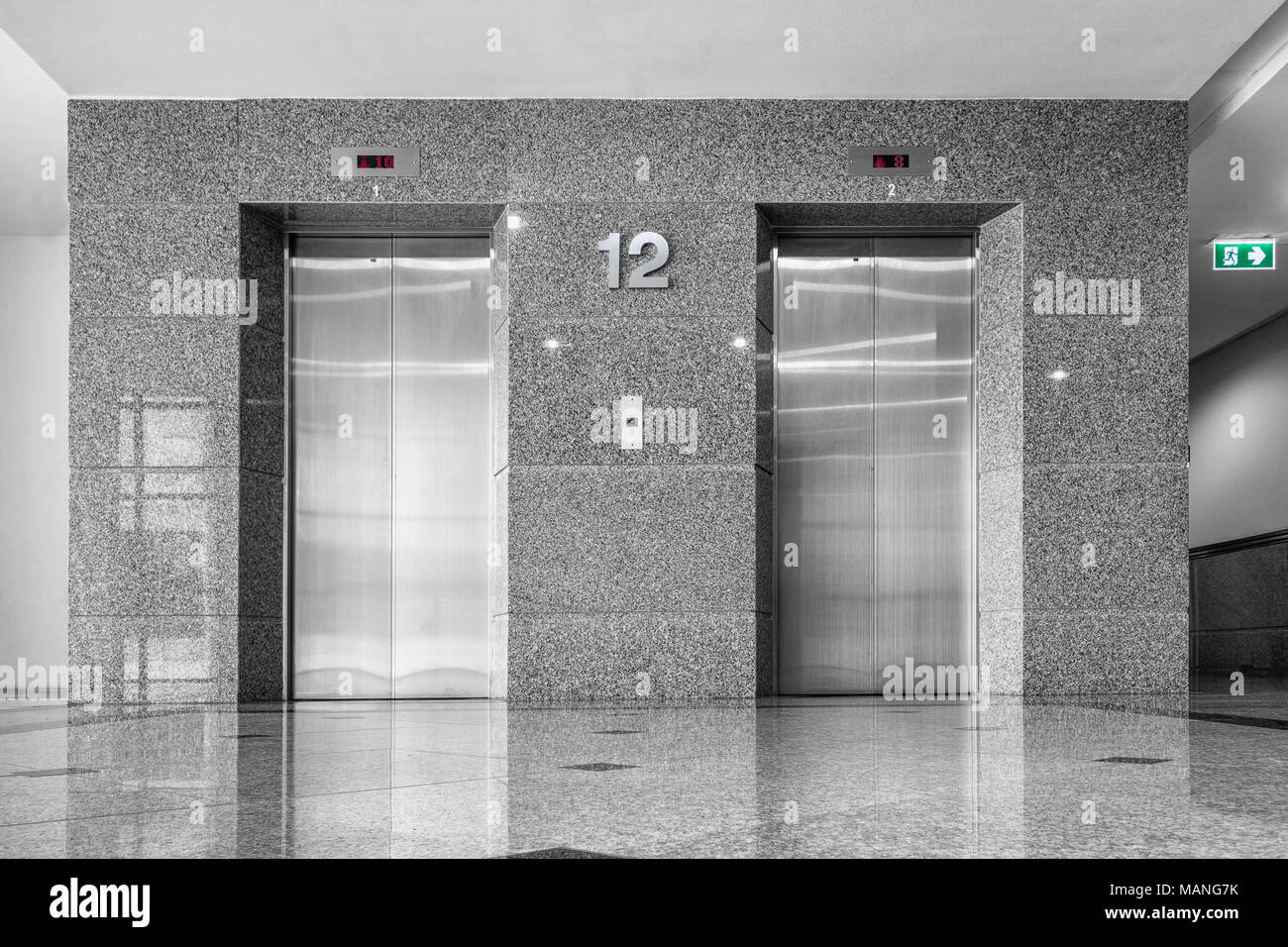Modernen Aufzugs- und Fliesen Granit. Stockfoto