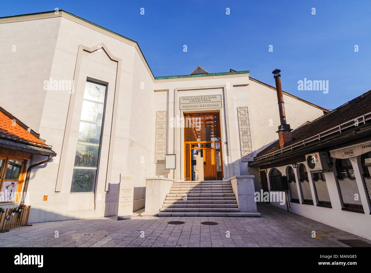 SARAJEVO, BOSNIEN - Jan 26, 2018: Eingang der Gazi Husrev Beg-moschee Biblioteka, eine historische Bibliothek Museum. Der Bezirk haben viele türkische alte Häuser im kommerziellen Geschäften und kulturellen Gebäuden Stockfoto