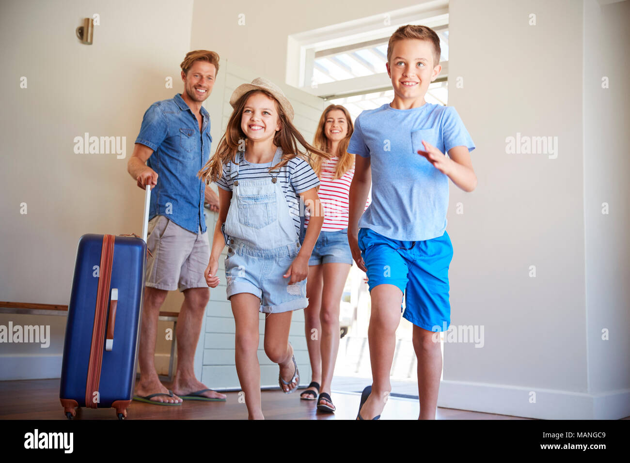 Familie Ankunft im Sommer Vermietung Stockfoto