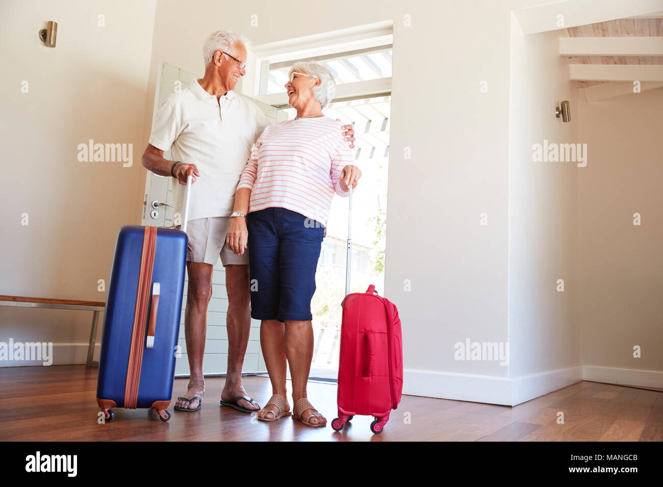 Senior Paar an Sommerurlaub Anreise Vermietung Stockfoto