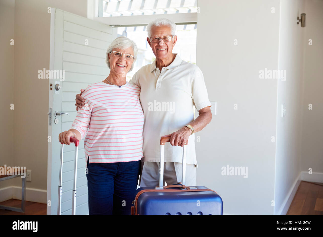 Portrait von Senior Paar an Sommerurlaub Anreise Vermietung Stockfoto