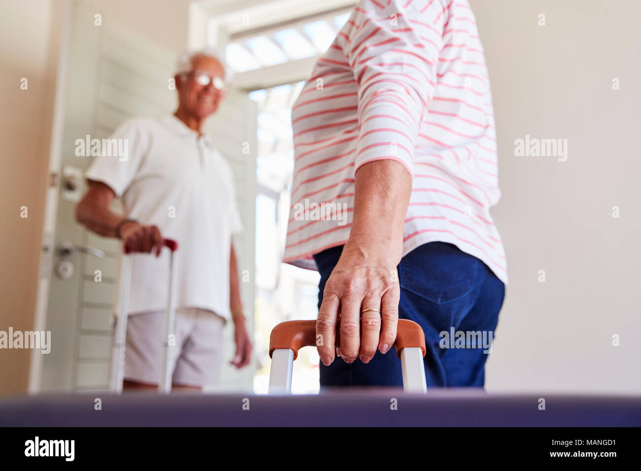 Senior Paar verlassen Sommer Vermietung Stockfoto