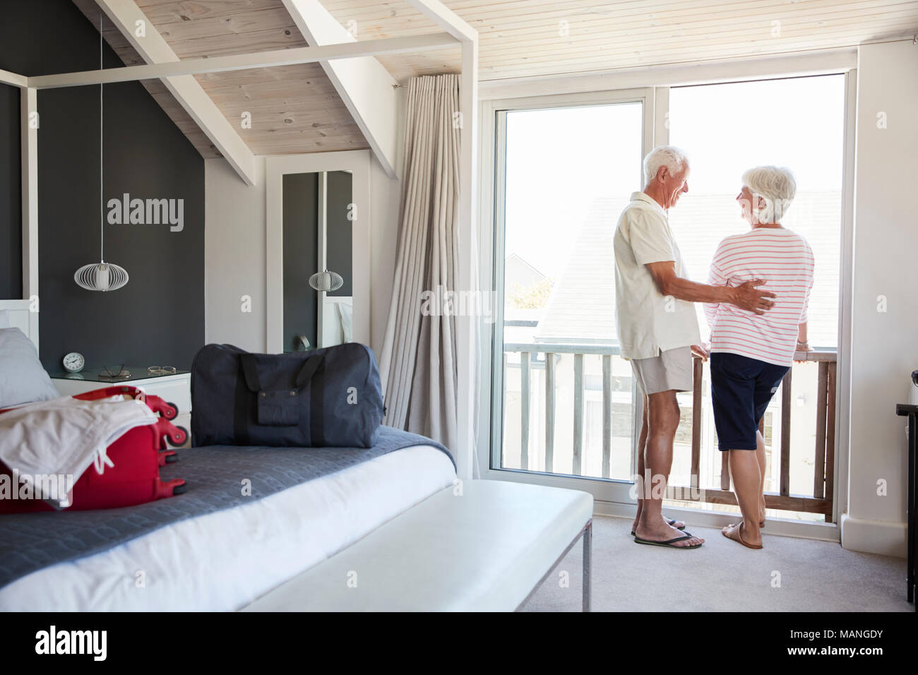 Senior Paar an Sommerurlaub Anreise Vermietung Stockfoto