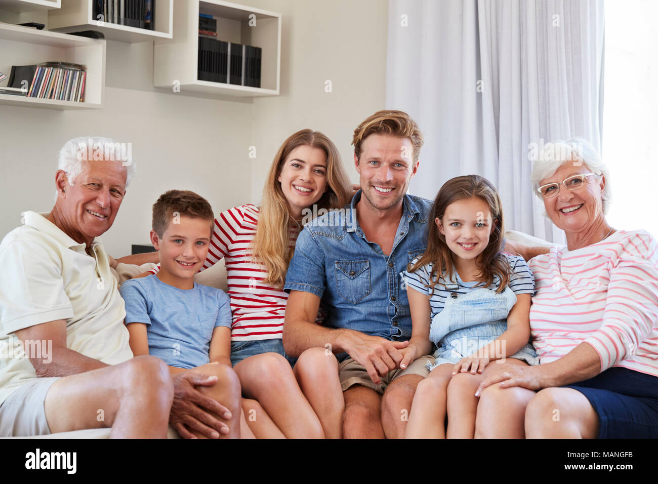 Portrait von Multi-Generation Familie sitzt auf dem Sofa zu Hause Stockfoto