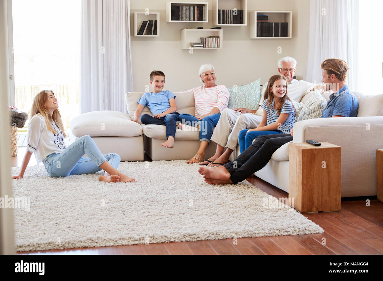 Multi-Generation Familie entspannt auf einem Sofa zu Hause zusammen Stockfoto