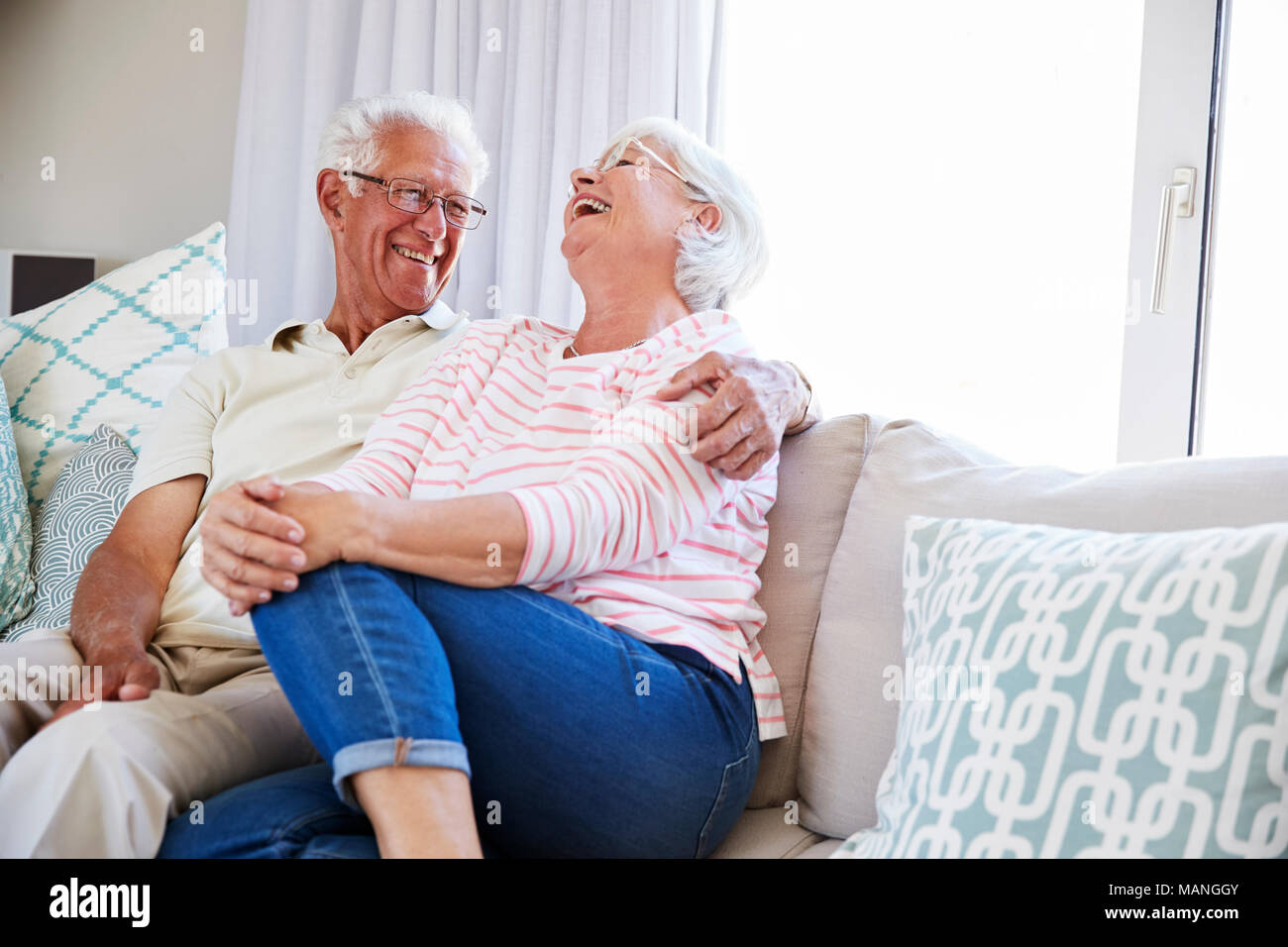 Älteres Paar auf Sofa zu Hause gemeinsam entspannen Stockfoto